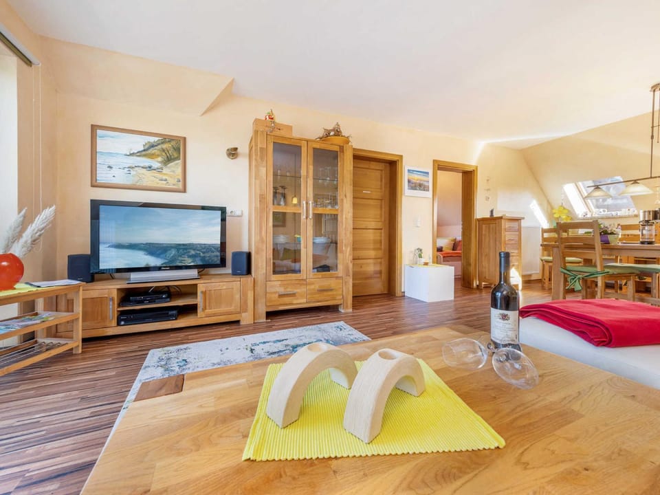 TV and multimedia, Photo of the whole room, Decorative detail, Seating area, Dining area