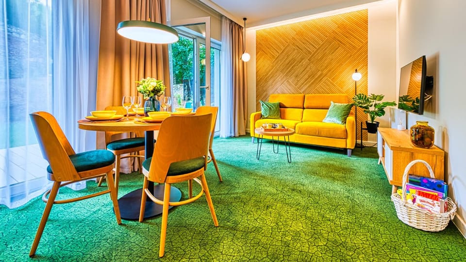 Seating area, Dining area