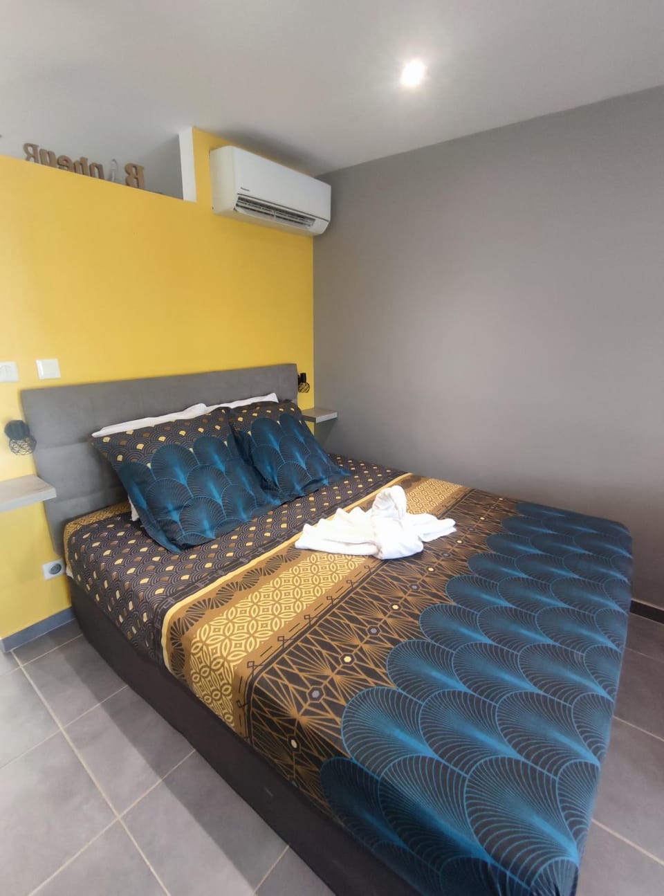 Bed, Bedroom, air conditioner