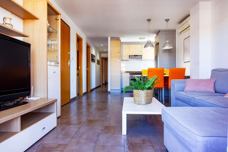 TV and multimedia, Kitchen or kitchenette, Living room, Seating area, Dining area