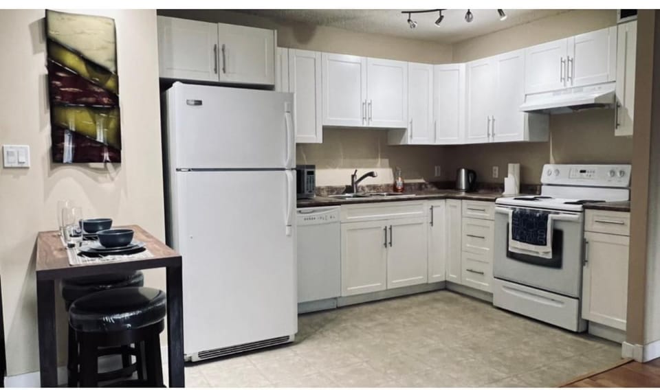 Downtown Central Edmonton Male only Accommodation Entire Unit Condo 12 inches thick Mattress Non Smoking Bed and Breakfast in Edmonton
