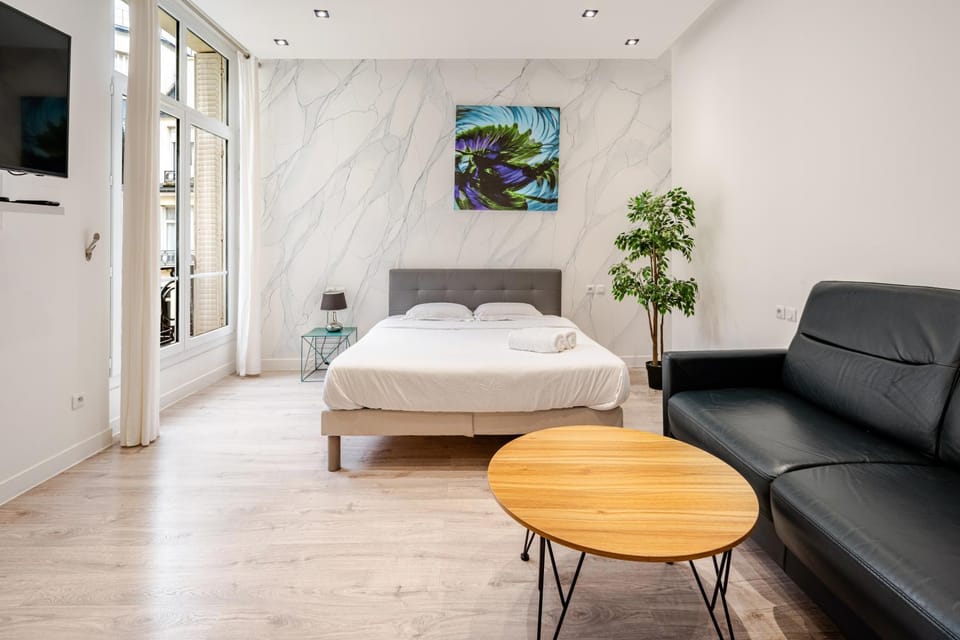 Bed, TV and multimedia, Living room, Photo of the whole room, Seating area, Bedroom