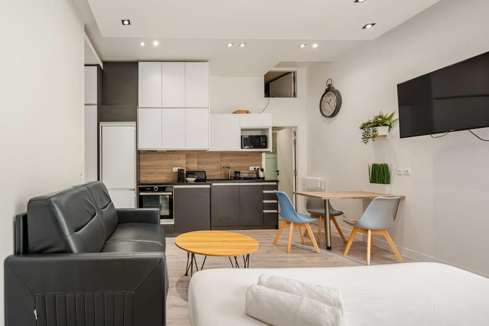 TV and multimedia, Kitchen or kitchenette, Living room, Seating area, Dining area, minibar, oven, pet friendly, stove