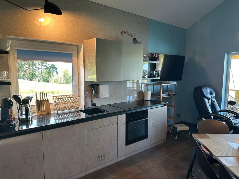 Coffee/tea facilities, dishwasher, oven, stove, kitchen