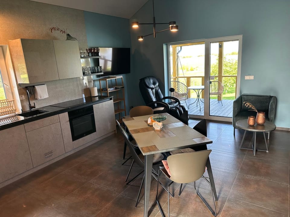 Communal lounge/ TV room, Dining area, oven, stove, kitchen