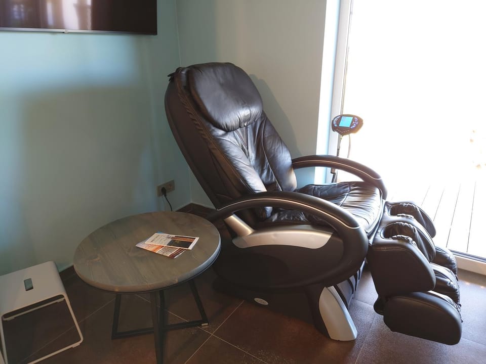 Communal lounge/ TV room, Massage, Seating area