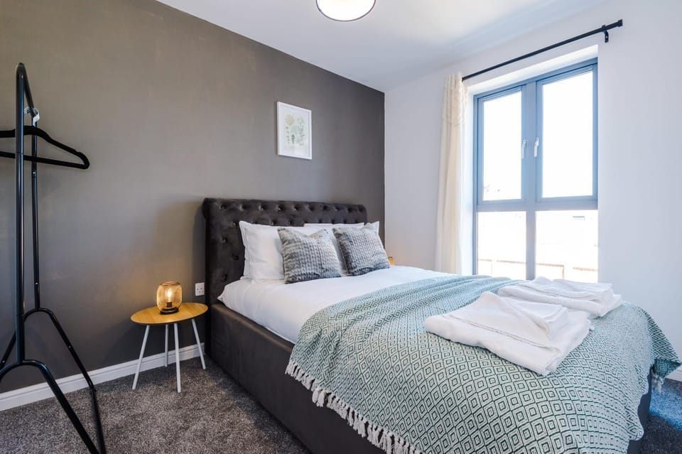 Rest&Recharge at Waterway House (4 Bedrooms, 7 Beds, 2 Bathrooms, Free parking) House in Manchester