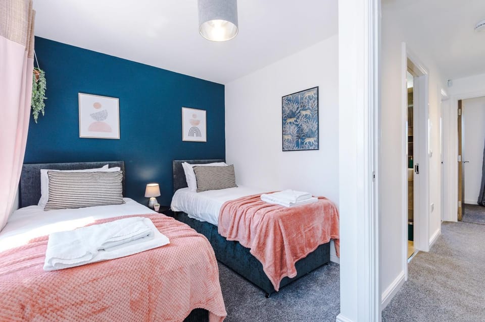 Rest&Recharge at Waterway House (4 Bedrooms, 7 Beds, 2 Bathrooms, Free parking) House in Manchester