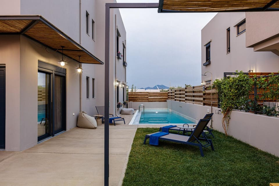 Property building, Patio, Garden, Garden view, Pool view, Swimming pool, sunbed
