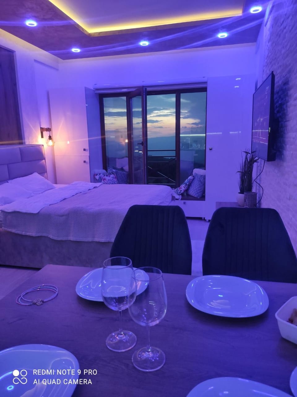 Living room, Food and drinks, Dining area