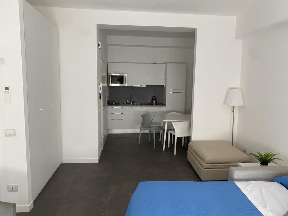 Kitchen or kitchenette, Living room, Seating area, Dining area