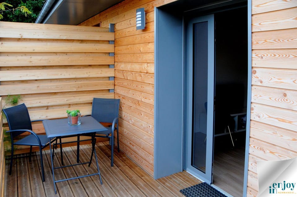 Facade/entrance, Balcony/Terrace