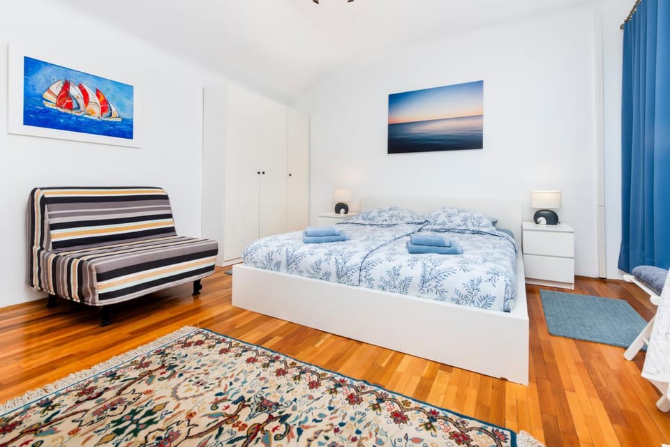 Bed, TV and multimedia, Bedroom