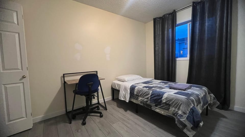 Private Rooms in a 3 Bedroom Guest House Close to Londonderry Mall 1 Person per Room No Couples For Men Only Bed and Breakfast in Edmonton