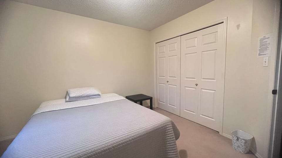 Private Rooms in a 3 Bedroom Guest House Close to Londonderry Mall 1 Person per Room No Couples For Men Only Bed and Breakfast in Edmonton