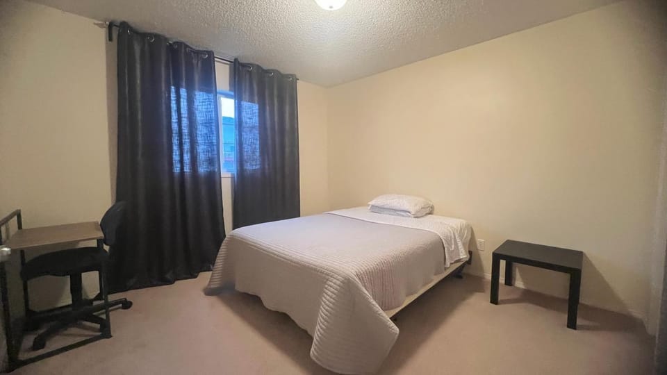 Private Rooms in a 3 Bedroom Guest House Close to Londonderry Mall 1 Person per Room No Couples For Men Only Bed and Breakfast in Edmonton