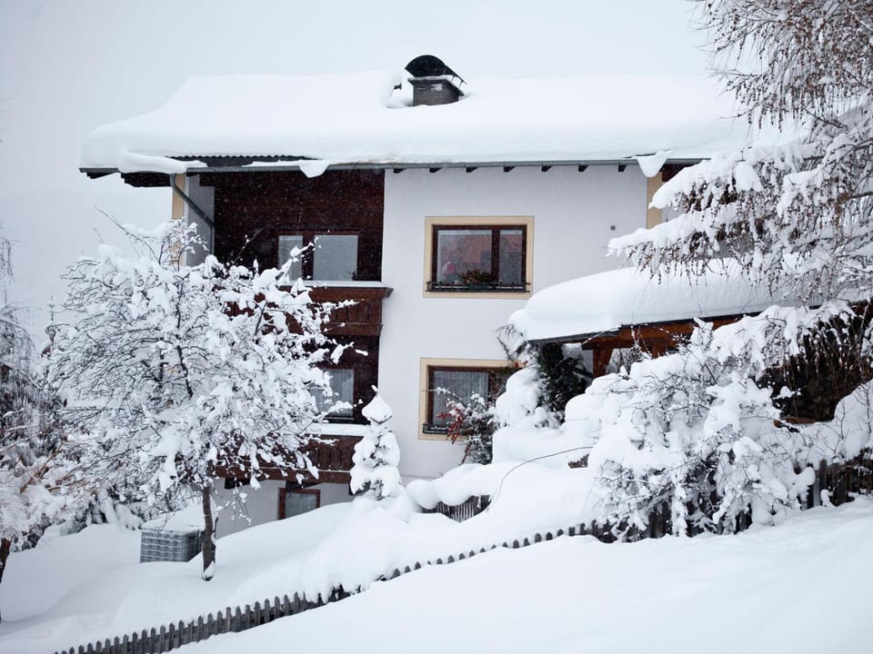 Property building, Facade/entrance, Winter