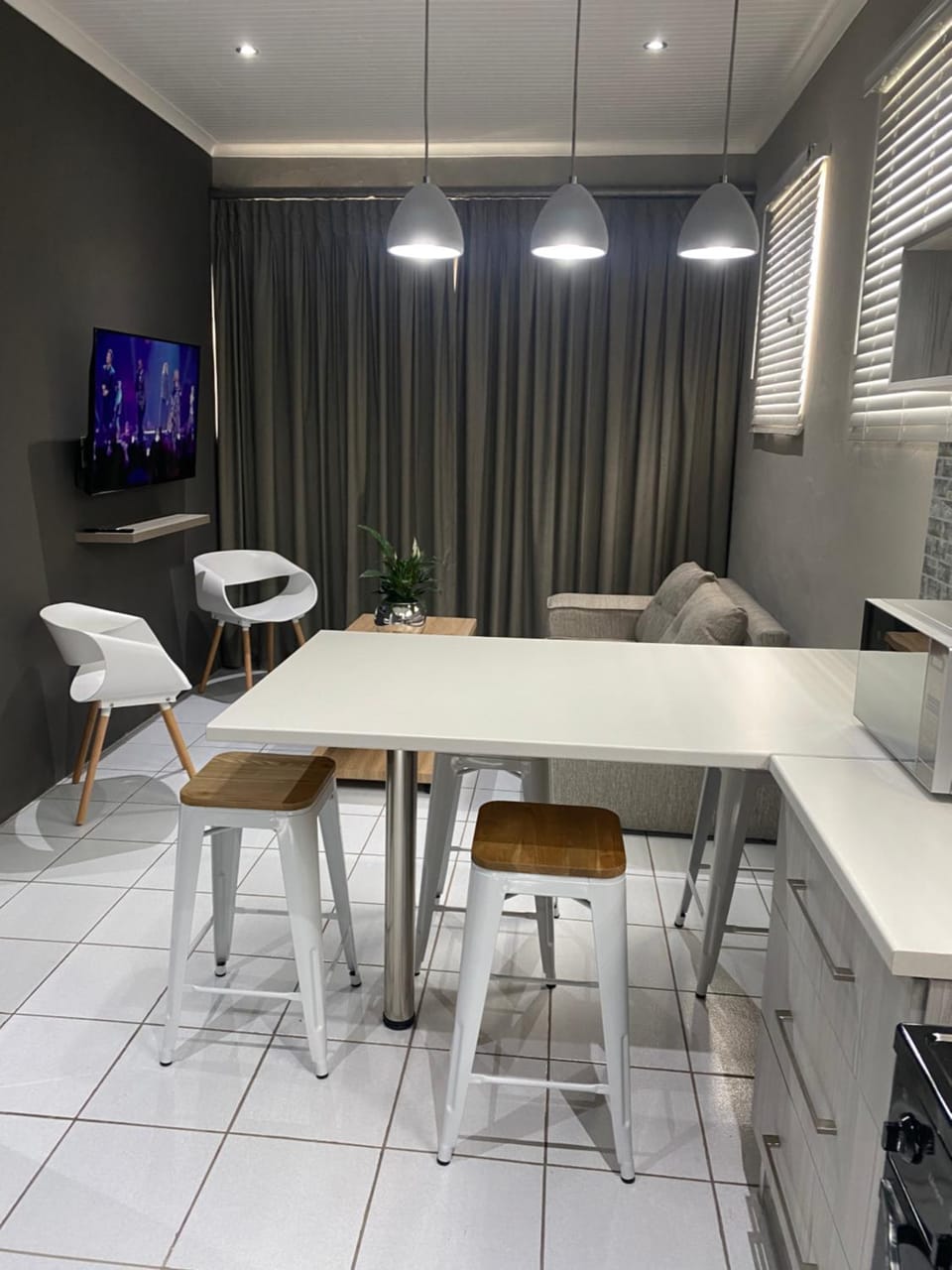 TV and multimedia, Kitchen or kitchenette, Living room, Lounge or bar, Seating area, Dining area