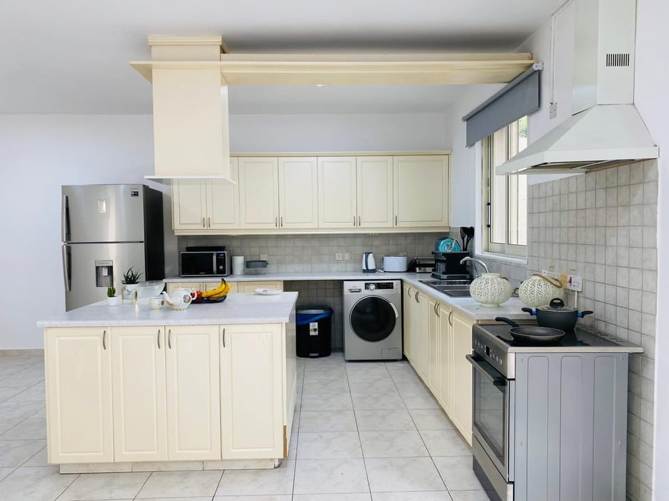 Coffee/tea facilities, Kitchen or kitchenette, oven, stove, toaster, washing machine