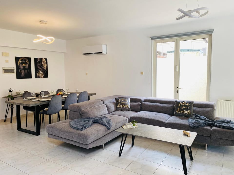 Living room, Seating area, Dining area, air conditioner