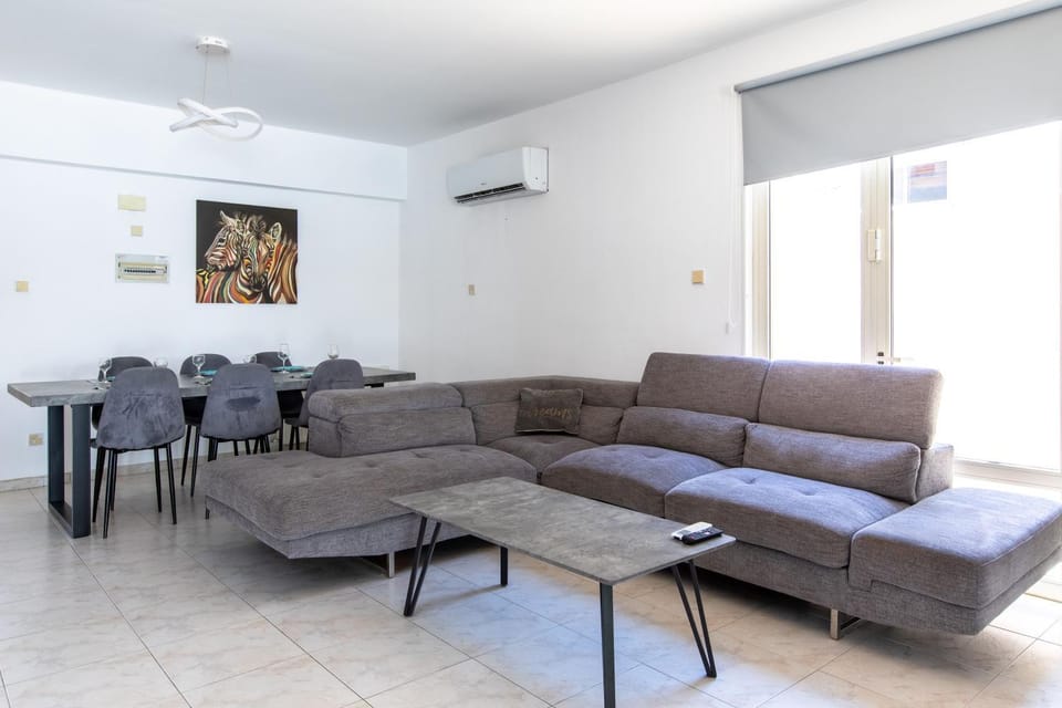 Living room, Seating area, Dining area, air conditioner