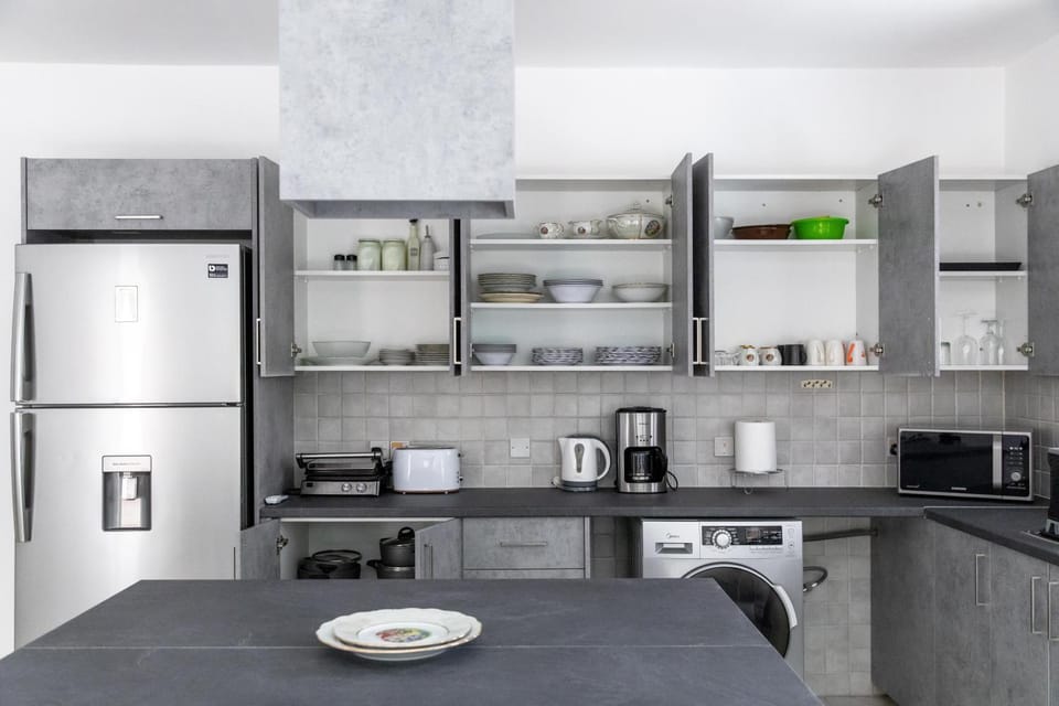 Coffee/tea facilities, microwave, oven, stove, toaster, washing machine, kitchen