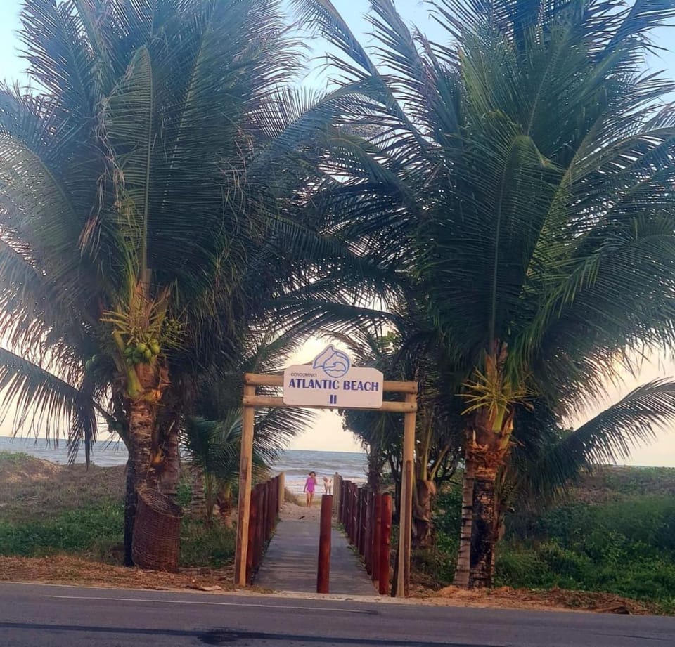 Casa cinza em frente à praia em condominio House in Aracaju