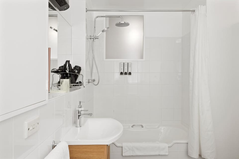 Shower, Toilet, Bathroom, heating, internet, washing machine, dryer