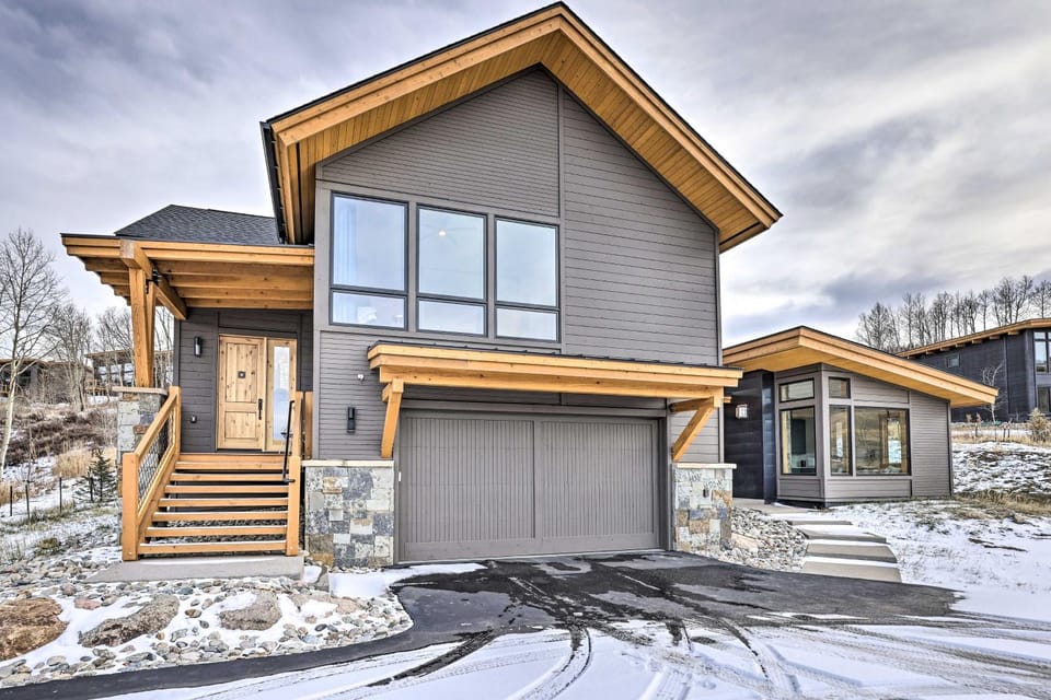 13 Mi to Slopes! Silverthorne Home w/ Pool Access House in Summit County