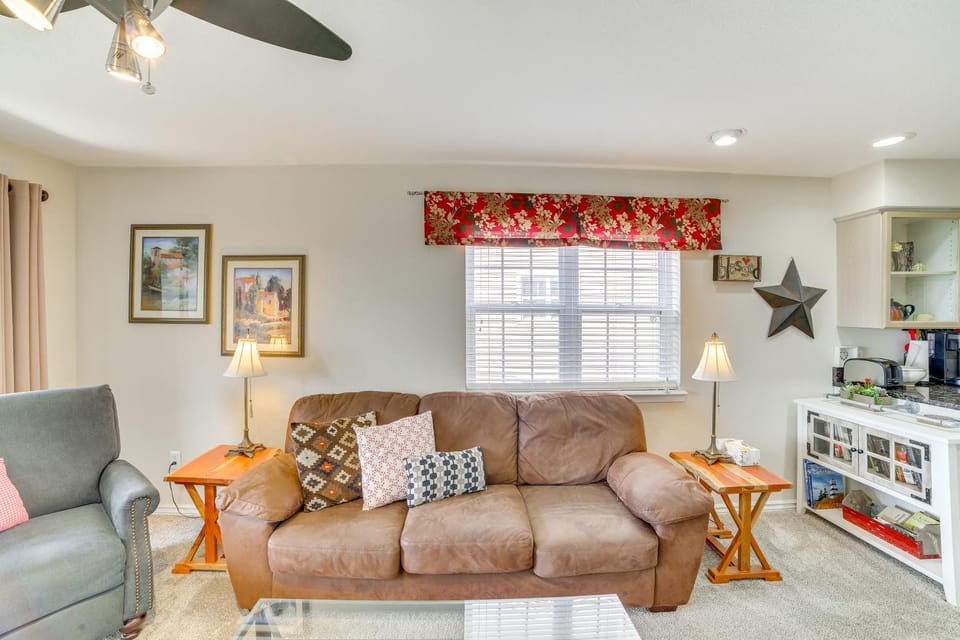 3 Mi to Branson Landing: Condo w/ Pool Access House in Ozark Mountains