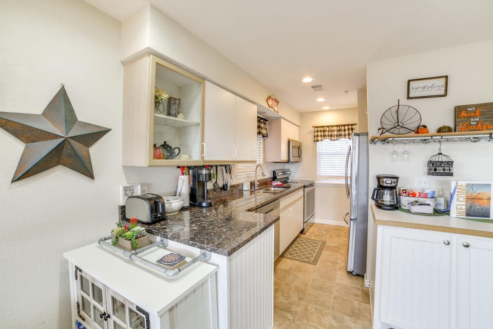 3 Mi to Branson Landing: Condo w/ Pool Access House in Ozark Mountains