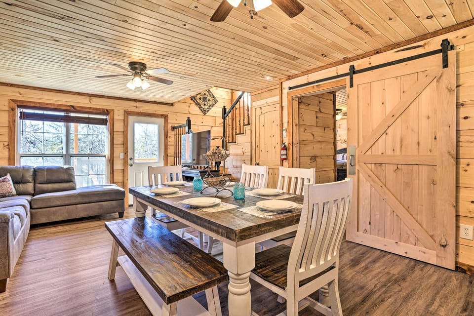 Lakefront Cabin w/ Deck, Fire Pit in Trenton! Cabin in Alabama
