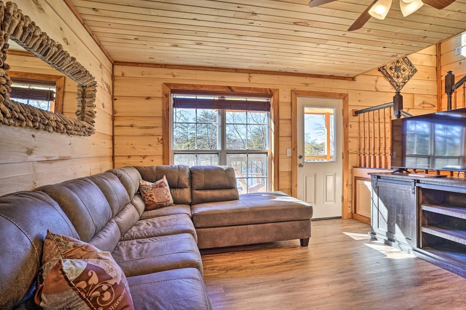 Lakefront Cabin w/ Deck, Fire Pit in Trenton! Cabin in Alabama