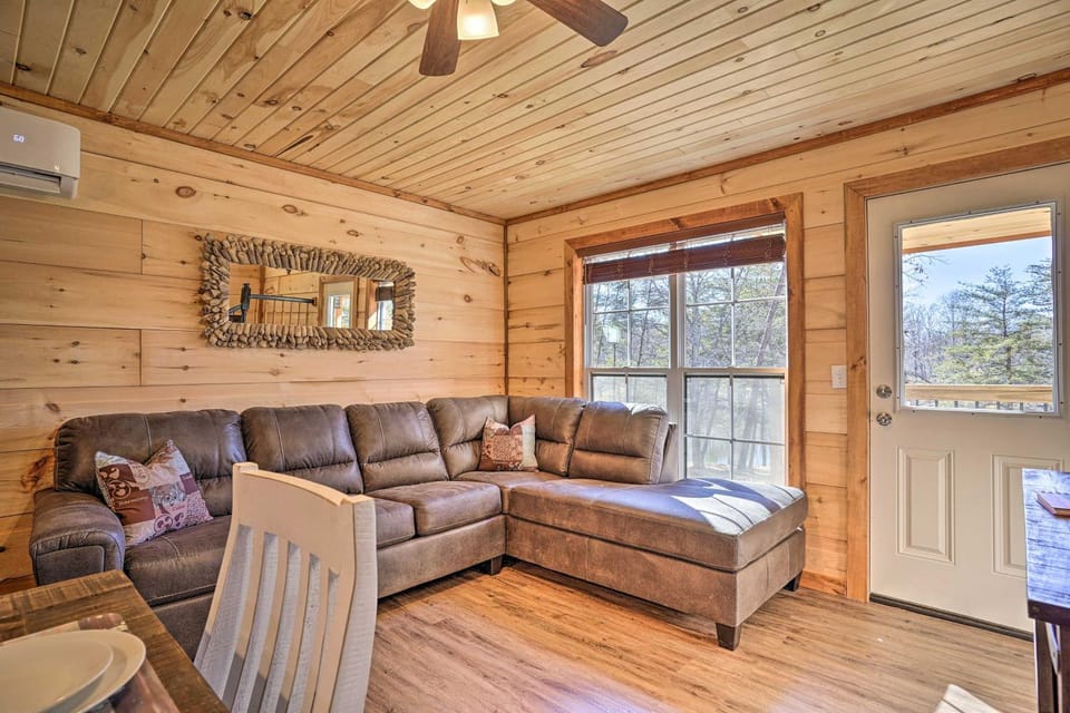 Lakefront Cabin w/ Deck, Fire Pit in Trenton! Cabin in Alabama