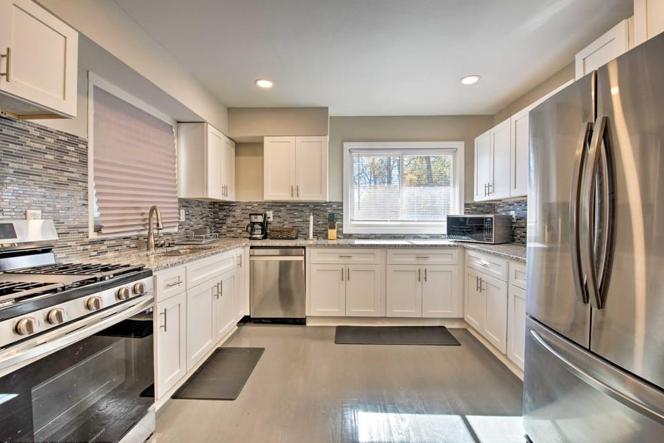Central Location! ATL Stay 5 Mi to Mercedes-Benz House in Atlanta