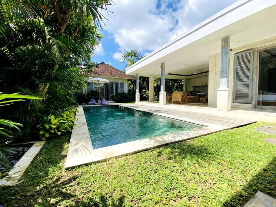 Property building, Garden, Swimming pool