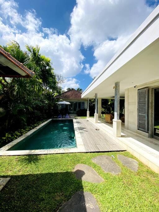 Property building, Garden, Swimming pool