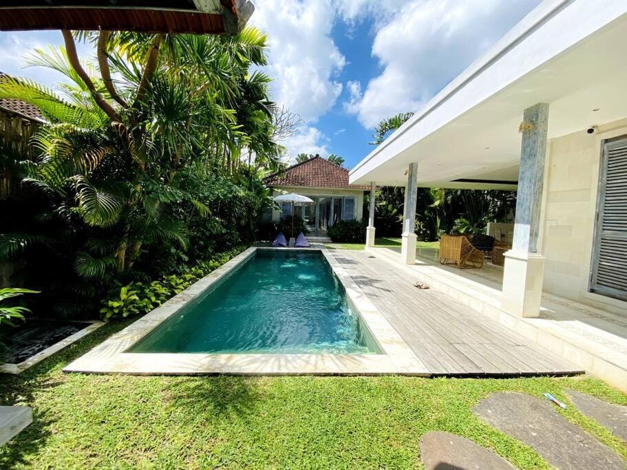 Property building, Garden, Swimming pool