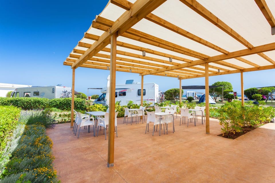 Restaurant/places to eat, View (from property/room), Lounge or bar