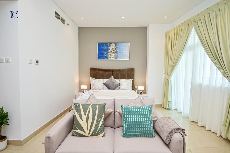 Bed, Living room, Photo of the whole room, Seating area, Bedroom, towels