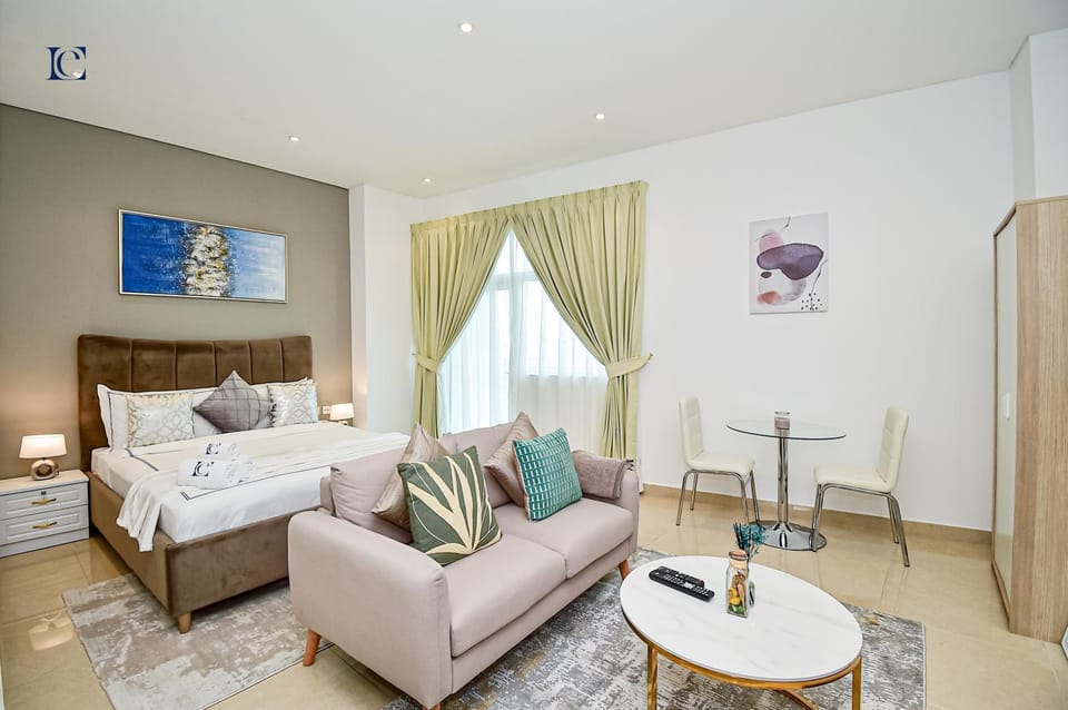 Bed, TV and multimedia, Photo of the whole room, Seating area, Bedroom