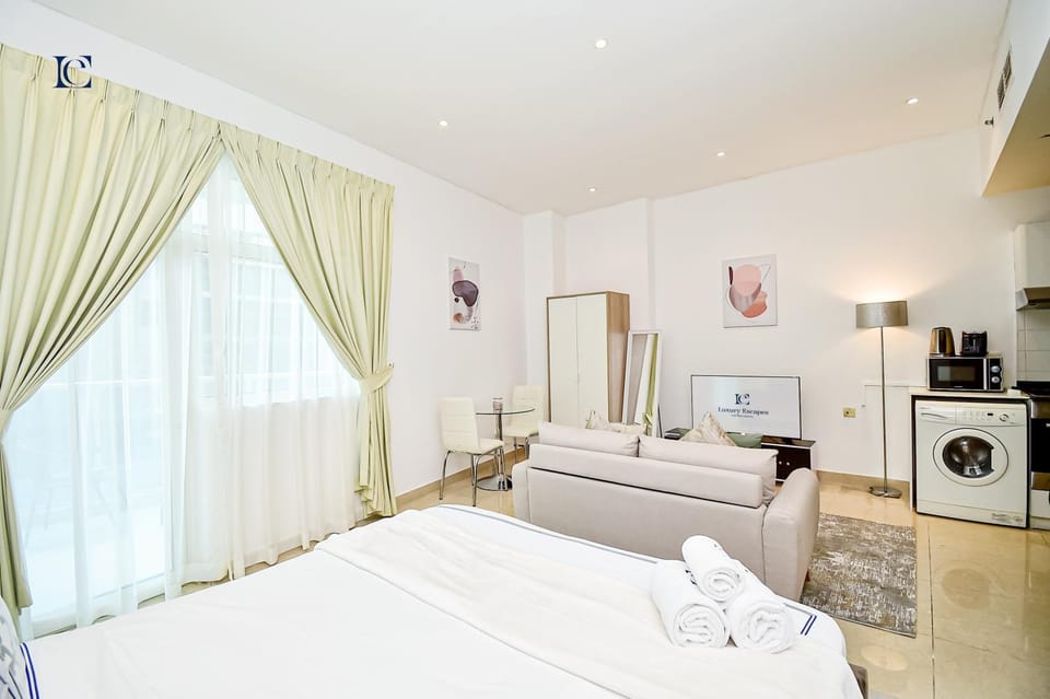 Bed, Kitchen or kitchenette, Photo of the whole room, Bedroom, washing machine, dryer, air conditioner