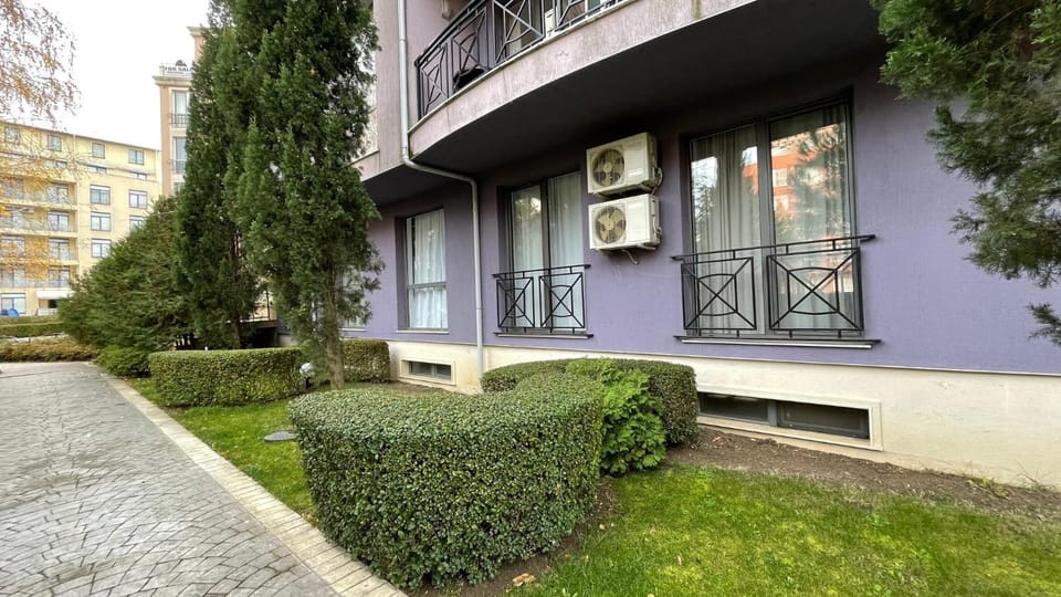 Patio, Facade/entrance