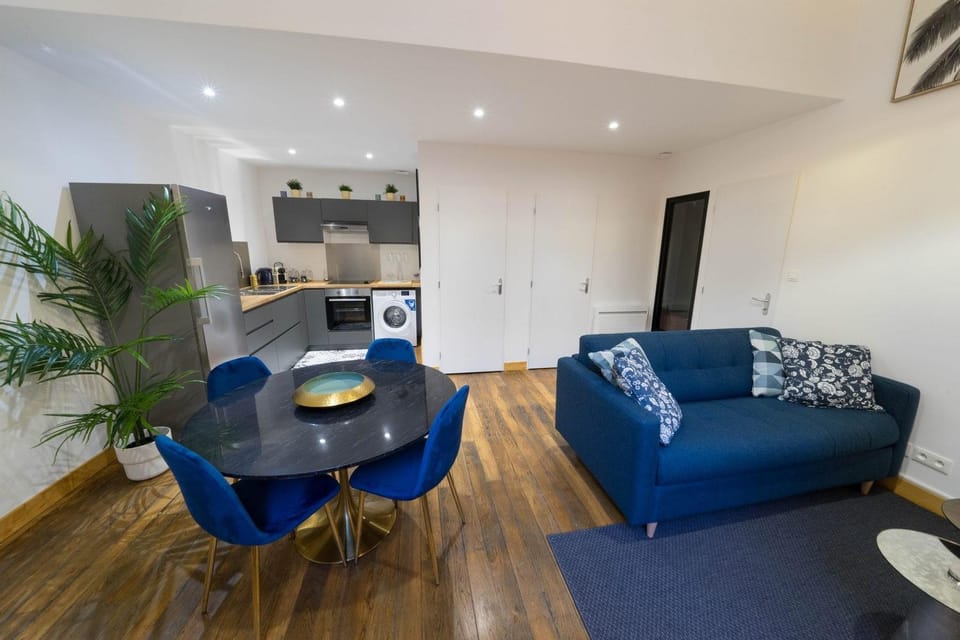 Kitchen or kitchenette, Living room, Seating area, Dining area, stove