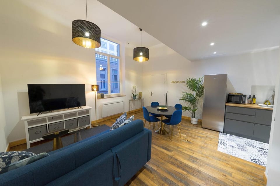 TV and multimedia, Kitchen or kitchenette, Living room, Seating area