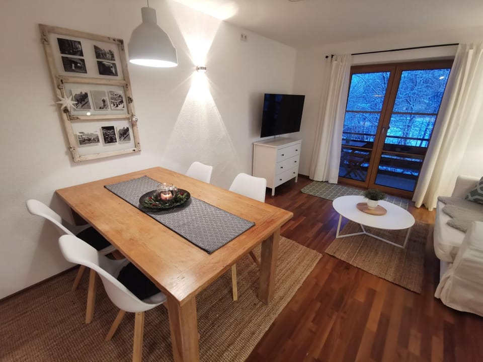 TV and multimedia, Seating area, Garden view, Garden view