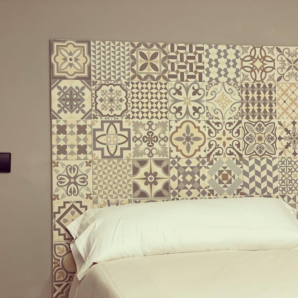 Pensión Belmonte - check in Hotel a 650 metros Bed and Breakfast in Gijón