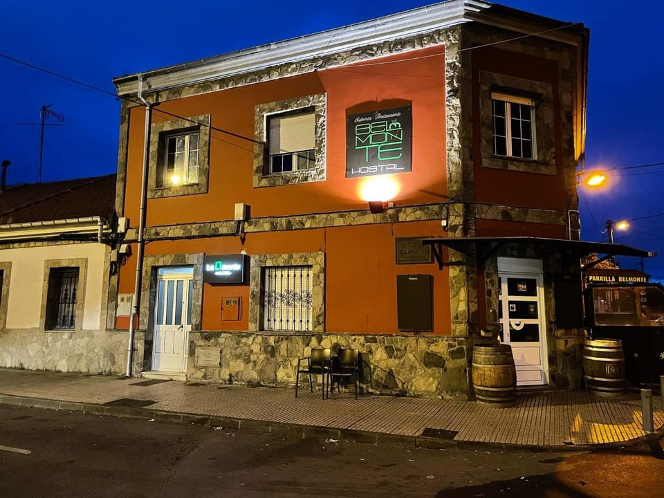 Pensión Belmonte - check in Hotel a 650 metros Bed and Breakfast in Gijón