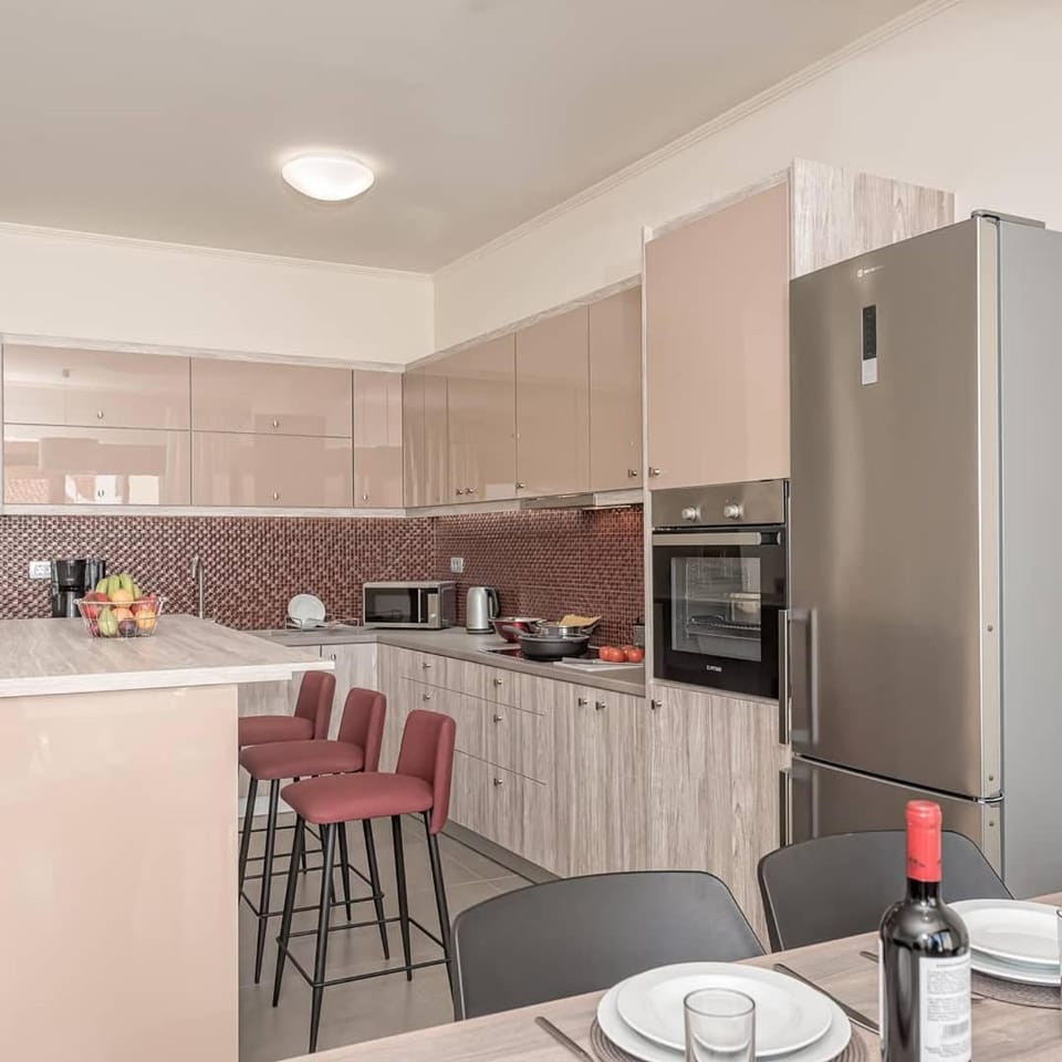Kitchen or kitchenette, Lounge or bar, Dining area