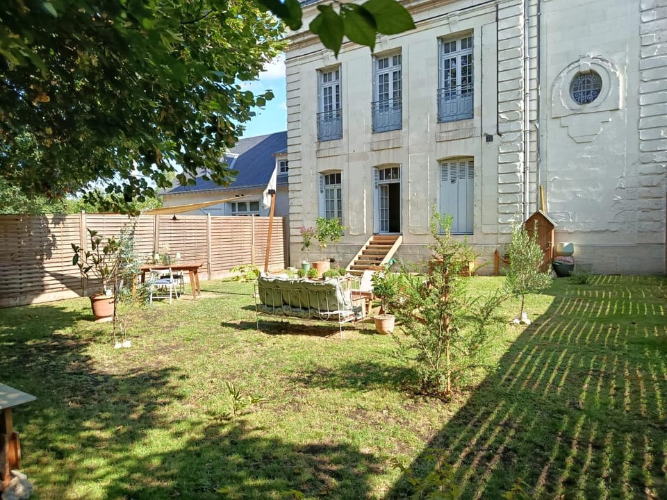 Property building, Spring, Day, Natural landscape, Garden, Garden view, sunbed